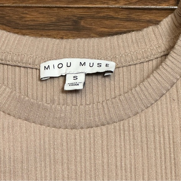 MIOU MUSE Ribbed Ruffle Sleeve Top - Picture 7 of 9